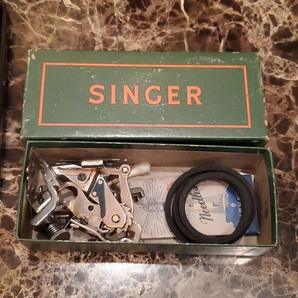 Antique Singer Sewing Machine, Featherwieght Model,  EXCELLENT CONDITION! - Picture 13 of 17